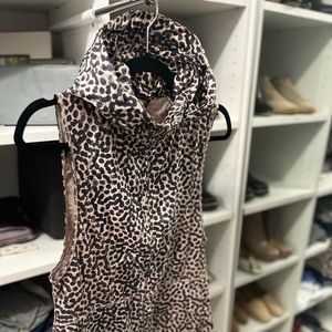 Lululemon full zip vest, Women’s size 4, hood is optional